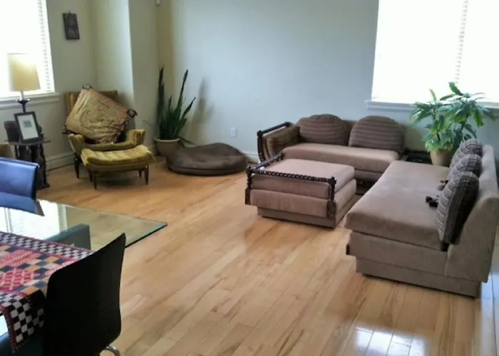 Spacious Townhome Near Downtown