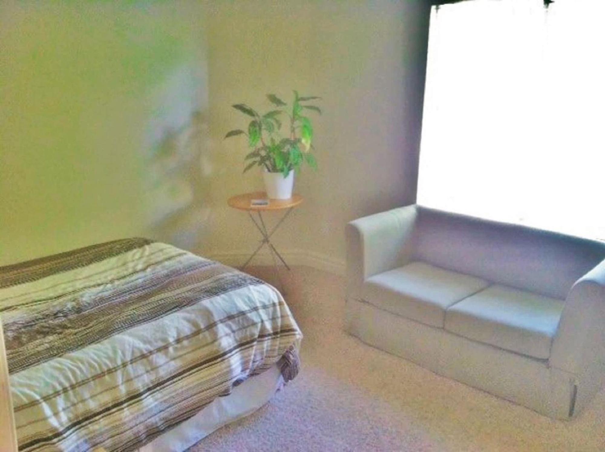 Spacious Townhome Near Downtown *